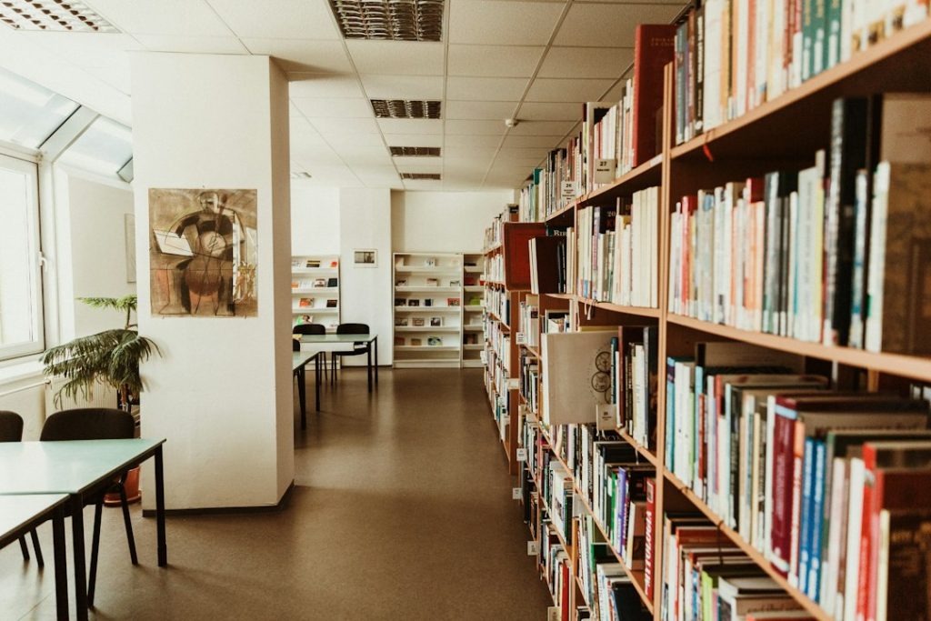 Psikoloji eğitiminde akademik kaynakları temsil eden üniversite kütüphanesi