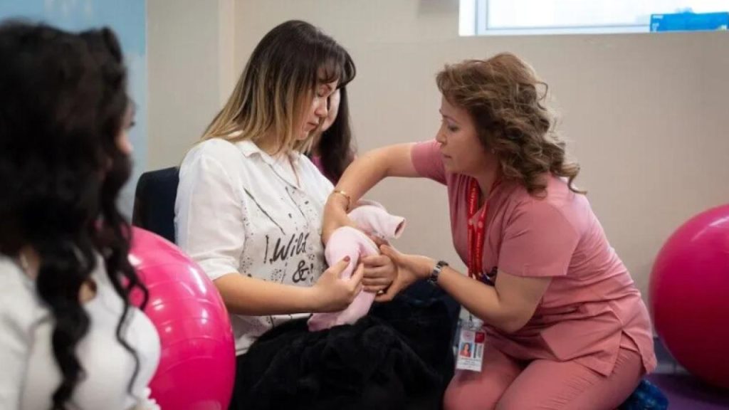 3,1 milyon anne adayı gebe okullarında doğuma hazırlandı